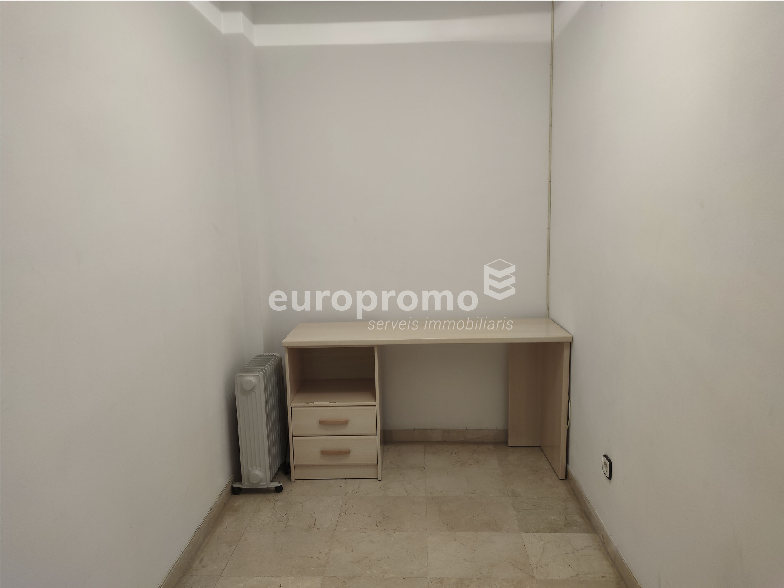 Pis acollidor d'una habitació amb despatx al centre de Girona!